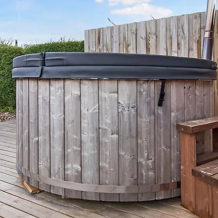 Holiday With Hot Tub بيت للعطل Hejls